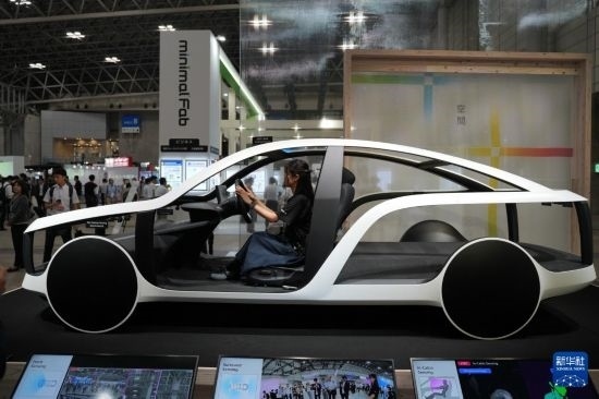 這是10月17日在日本千葉縣舉行的日本高新技術(shù)博覽會上拍攝的，索尼公司展示的概念車模型。新華社記者 錢錚 攝