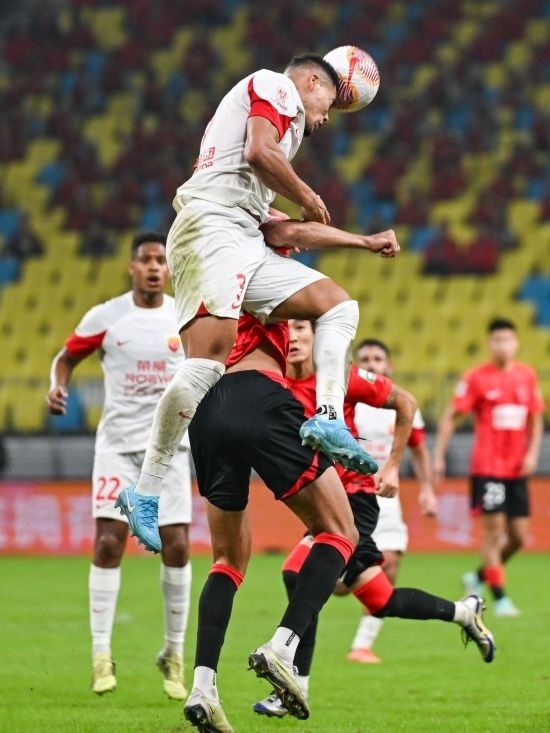 10月18日，上海海港隊球員蔣光太（上）在比賽中和成都蓉城隊球員費利佩（下）爭頂。新華社記者 王曦 攝