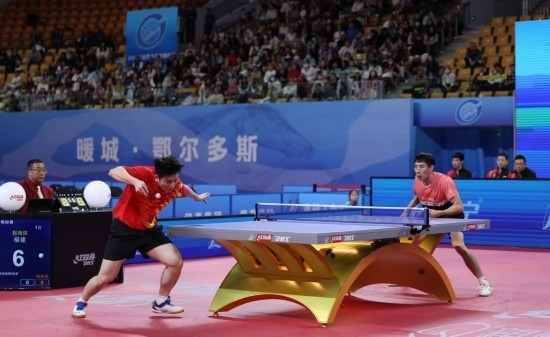 10月18日，上海隊(duì)選手樊振東（左）在單打比賽中發(fā)球。他3:2戰(zhàn)勝福建隊(duì)選手程靖淇。新華社記者 王楷焱 攝