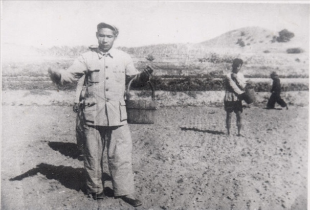 谷文昌（左）在田間與農(nóng)民一起勞動(dòng)（資料照片）。