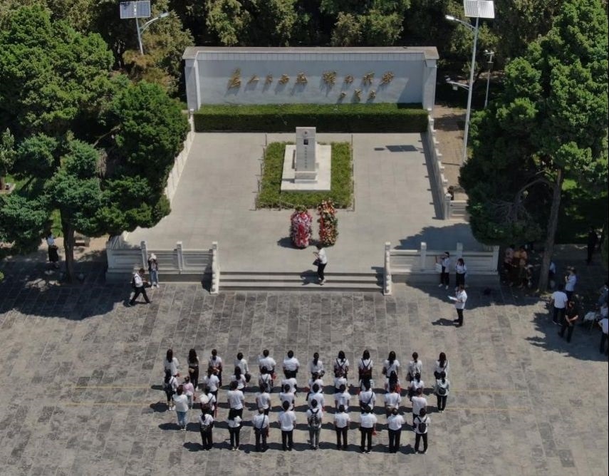 2021年6月24日，參觀者在位于河南省蘭考縣的焦裕祿紀(jì)念園瞻仰焦裕祿烈士墓（無(wú)人機(jī)照片）。新華社記者 李安 攝