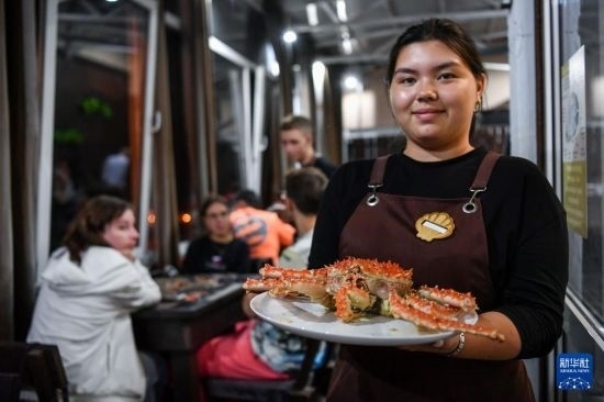 9月2日，俄羅斯符拉迪沃斯托克一家餐館的服務(wù)員在展示帝王蟹。新華社記者 曹陽 攝