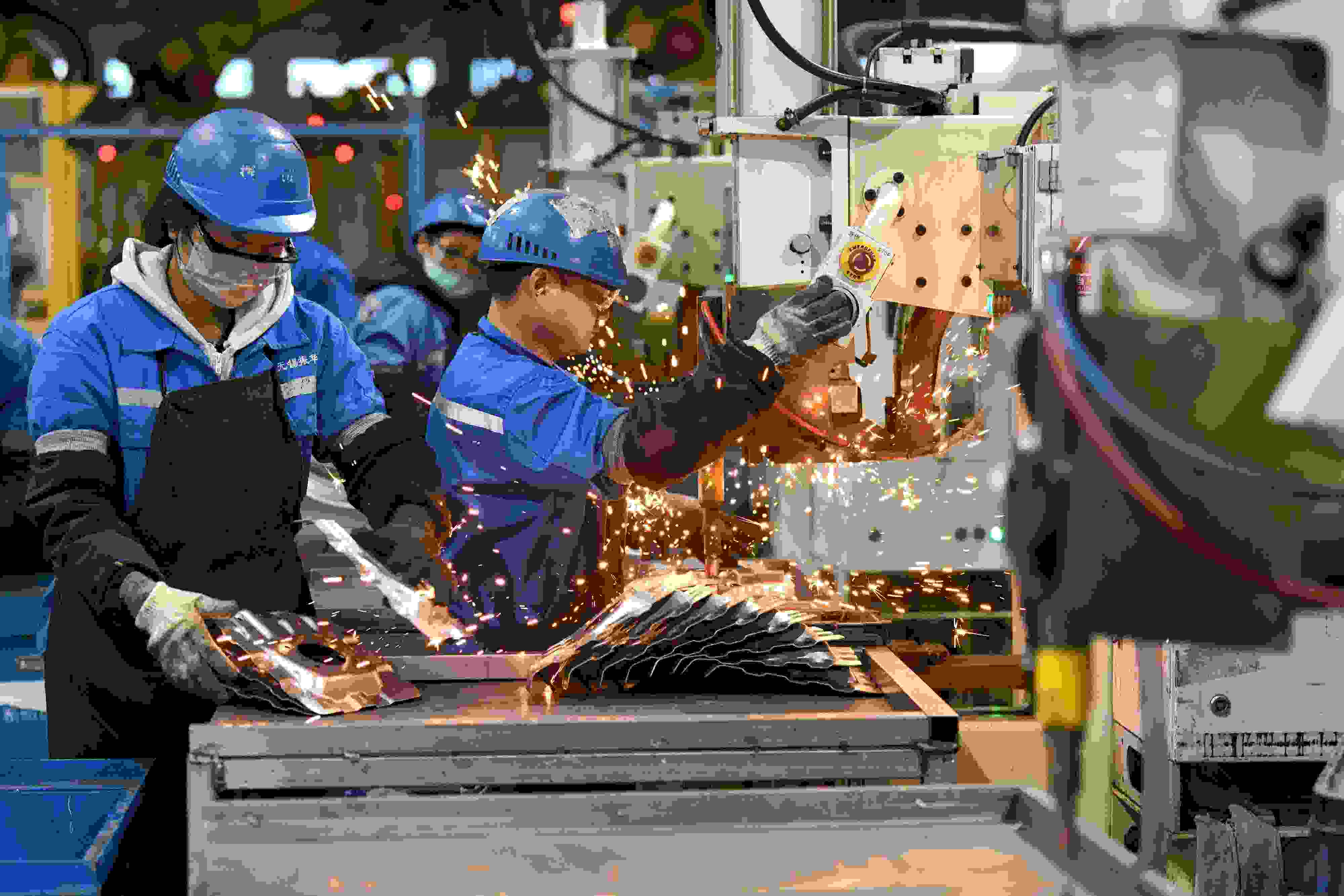 2023年2月7日，福建省寧德市蕉城區(qū)一家汽車零部件生產(chǎn)企業(yè)的生產(chǎn)線上一派繁忙景象。