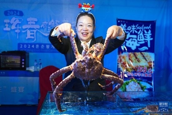 9月19日，在吉林省琿春市，商家在展示售賣的帝王蟹。新華社記者 許暢 攝