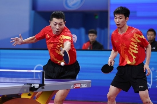 10月18日，上海隊(duì)組合許昕（左）/周愷在雙打比賽中。他們3:0戰(zhàn)勝福建隊(duì)組合曾蓓勛/陳俊菘。新華社記者 王楷焱 攝