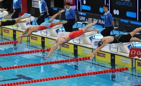 10月18日，中國選手張雨霏（右二）在女子50米自由泳預(yù)賽中出發(fā)。新華社記者 方喆 攝