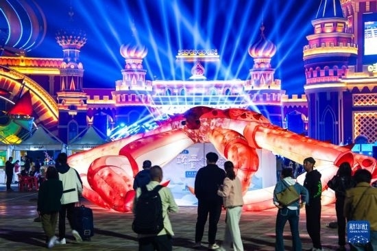 9月19日，游客在吉林省琿春市的2024琿春帝王蟹美食嘉年華現(xiàn)場(chǎng)游玩。新華社記者 許暢 攝