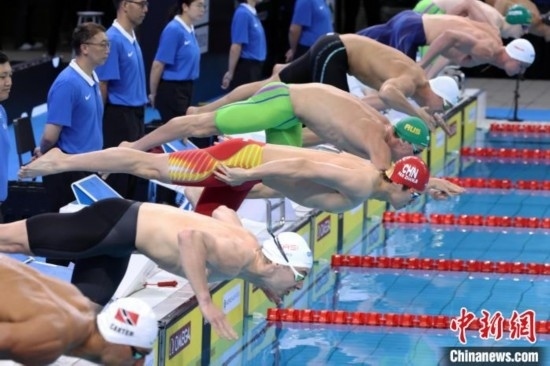 10月19日晚，2024年世界泳聯(lián)游泳世界杯上海站結(jié)束第二個(gè)比賽日的爭(zhēng)奪。圖為中國(guó)選手潘展樂(lè)(左三)在男子100米自由泳決賽中。 中新社記者 湯彥俊 攝
