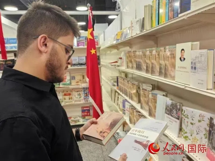 第二十三屆約旦安曼國際書展于10月10日至19日在約旦展覽中心舉行，約旦政府和民間各界人士在中國展臺翻閱圖書，熱烈交流互動，感受中華文化之美。人民網(wǎng)記者 李瀟攝