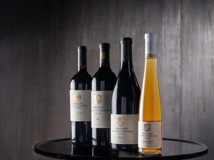 活動(dòng)現(xiàn)場(chǎng)推介了懷來中法莊園珍藏馬瑟蘭干紅、小芒森甜白等優(yōu)質(zhì)葡萄酒。主辦方供圖