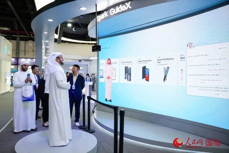 觀眾在科大訊飛展臺與虛擬人對話。人民網(wǎng) 塔里克·易卜拉欣攝