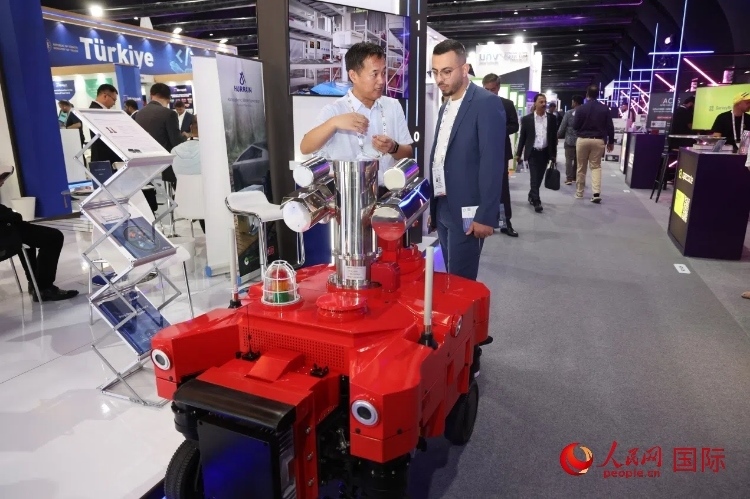 觀眾了解北京眸視科技有限公司研發(fā)的巡檢機器人。人民網(wǎng)記者 任皓宇攝