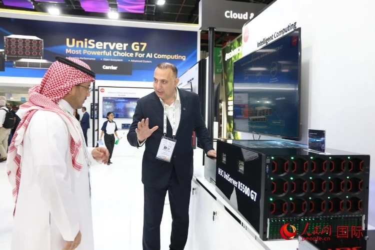 觀眾了解新華三集團展示的最新服務(wù)器產(chǎn)品。人民網(wǎng)記者 任皓宇攝