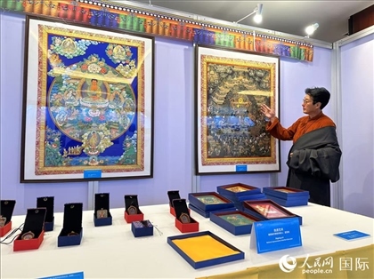 熱貢藝術(shù)國(guó)家級(jí)代表性傳承人夏吾角向嘉賓介紹作品。人民網(wǎng)記者 簡(jiǎn)承淵攝