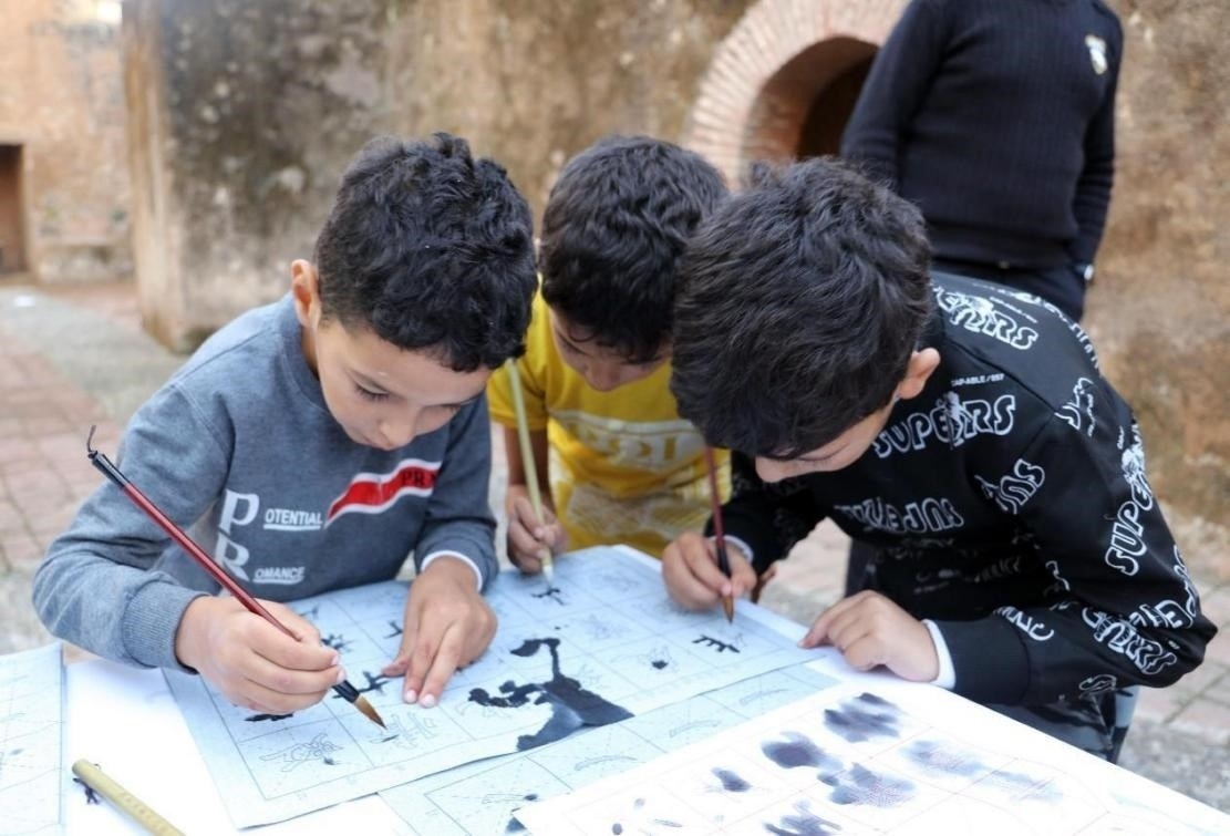 一起學(xué)書法。拉巴特中國文化中心供圖