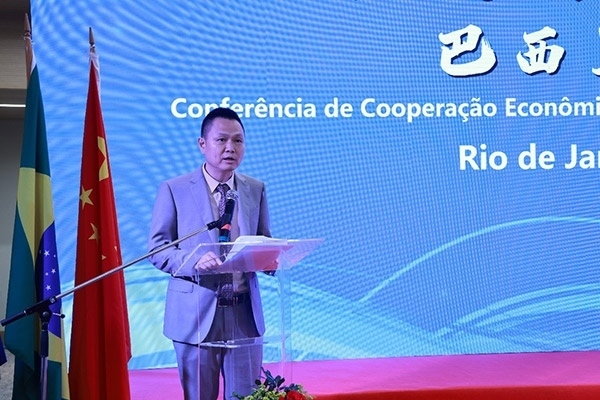 中國(guó)駐里約熱內(nèi)盧總領(lǐng)館副總領(lǐng)事王尉育在活動(dòng)現(xiàn)場(chǎng)致辭。人民網(wǎng)記者 陳海琪攝