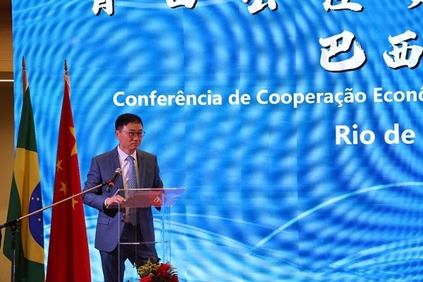 浙江省僑聯(lián)副主席兼巴西華人文化交流協(xié)會(huì)榮譽(yù)主席尹霄敏在活動(dòng)現(xiàn)場(chǎng)致辭。人民網(wǎng)記者 陳海琪攝