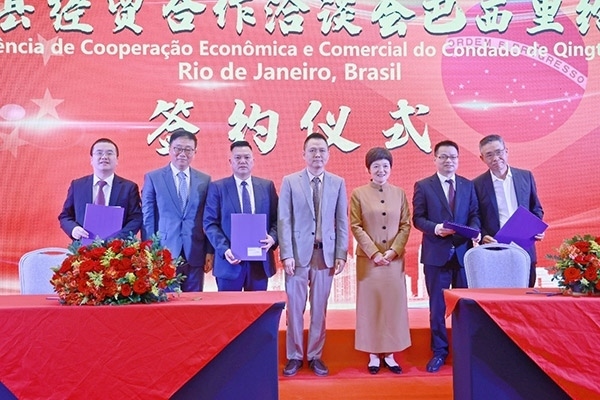 企業(yè)家在活動(dòng)現(xiàn)場(chǎng)參與項(xiàng)目簽約儀式。人民網(wǎng)記者 陳海琪攝