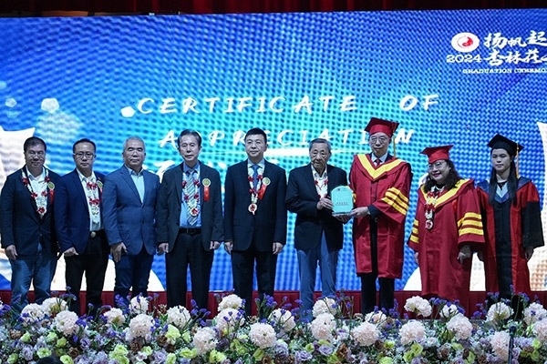 菲律賓首家中醫(yī)學(xué)院——岐黃中醫(yī)學(xué)院在馬尼拉舉行首屆畢業(yè)典禮。人民網(wǎng)記者 樊帆攝