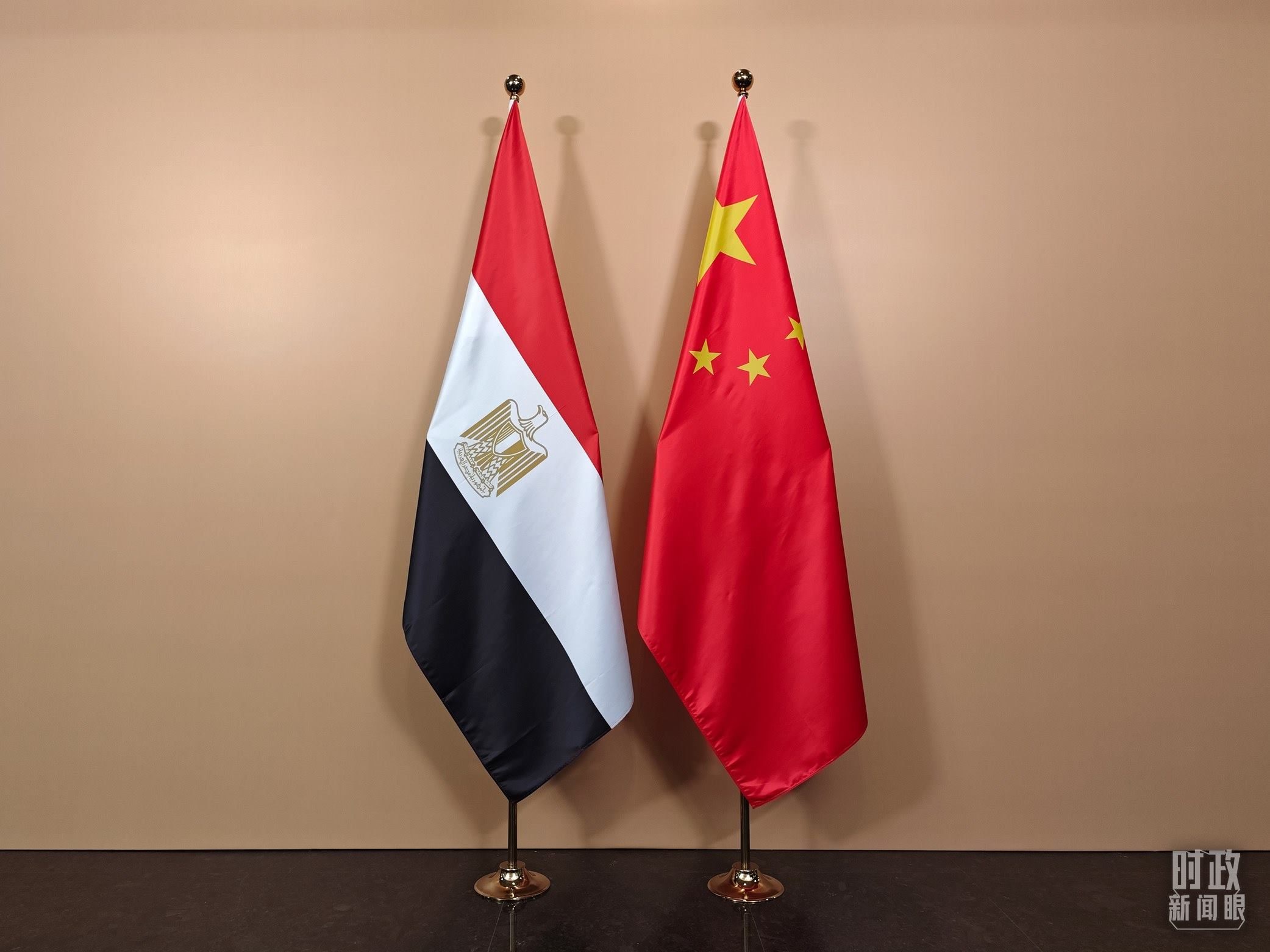 △ 會見廳外的中國埃及兩國國旗。（總臺央視記者彭漢明拍攝）