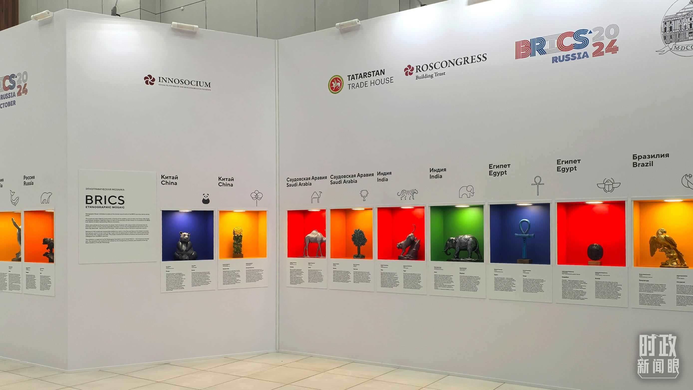 △ 喀山會展中心內(nèi)展示的金磚國家工藝品。（總臺央廣記者潘毅拍攝）