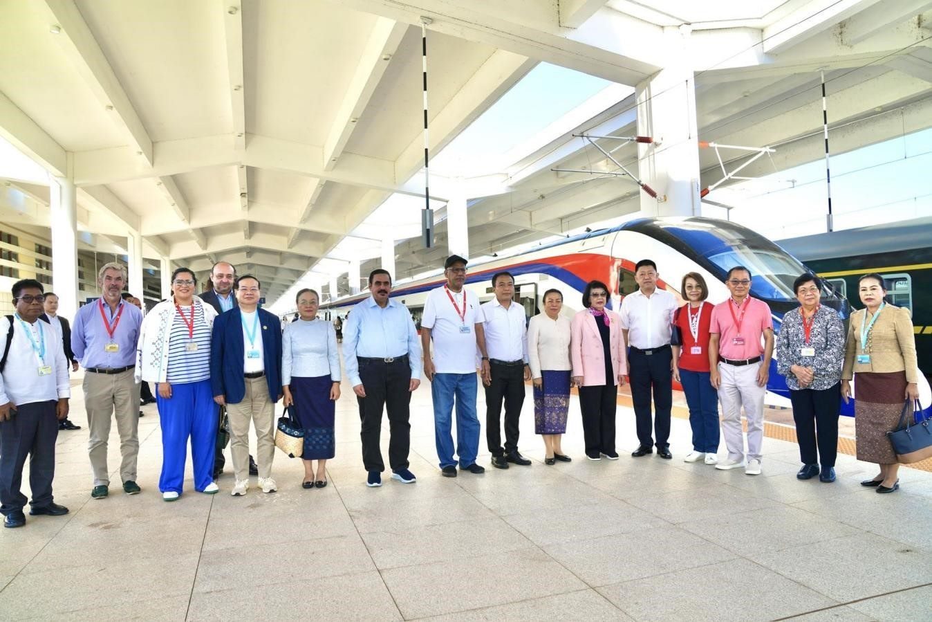 東盟議會(huì)聯(lián)盟大會(huì)代表團(tuán)與中老鐵路“瀾滄號(hào)”動(dòng)車合影留念。老中鐵路有限公司供圖