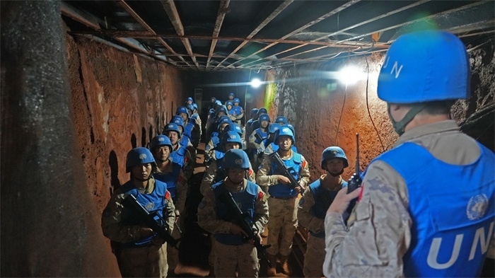 進入地下掩體隱蔽。王軍杰攝