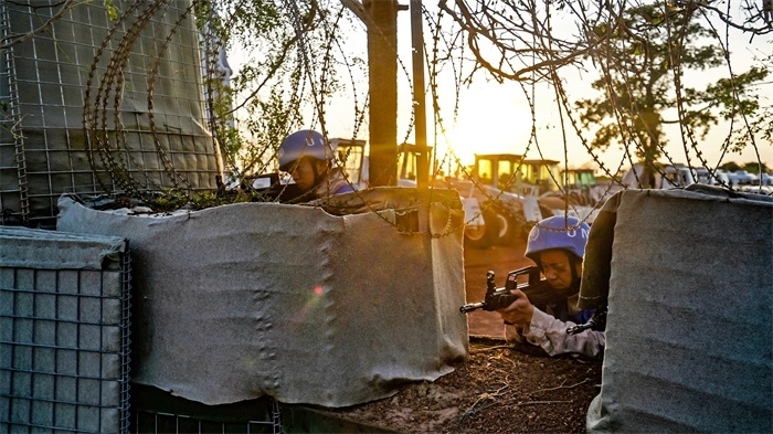 瞭望偵察一線情況。張洪奧攝