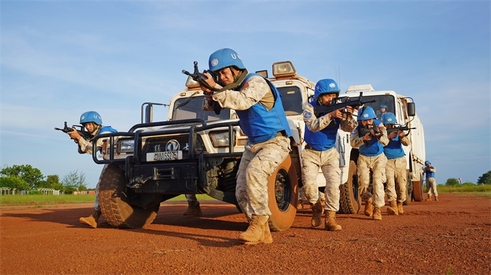 應急分隊戰(zhàn)術行進。張洪奧攝