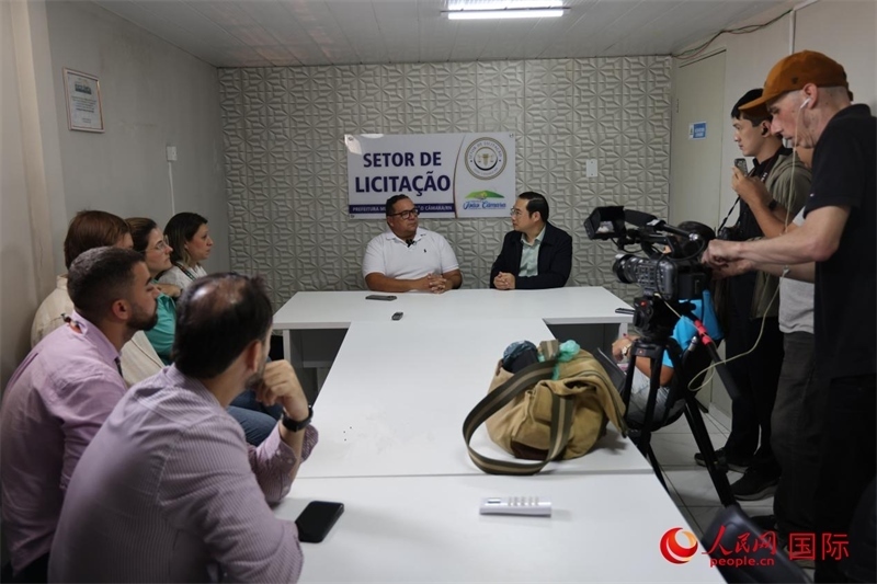 巴西東北部北里奧格蘭德州若昂卡馬拉市市長馬諾埃爾·貝爾納接受聯(lián)合采訪團采訪。 人民網(wǎng)記者 時元皓攝
