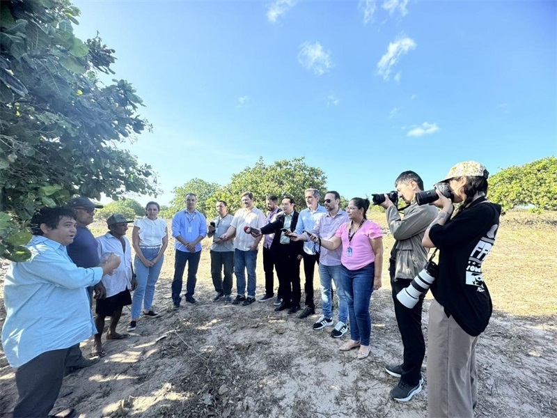 聯(lián)合采訪團正在采訪中國企業(yè)在若昂卡馬拉市的扶貧開放項目 。孫佳攝