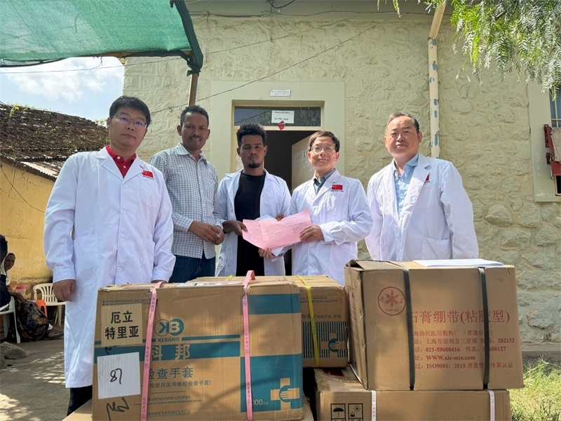 中國醫(yī)療隊向科倫醫(yī)院捐贈藥品和醫(yī)療物資。中國第17批援厄立特里亞醫(yī)療隊供圖