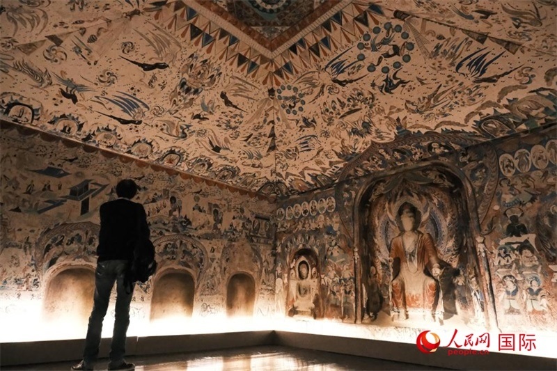 觀眾仿佛置身于數(shù)字復(fù)原的敦煌第285窟。人民網(wǎng)記者 尚凱元攝 