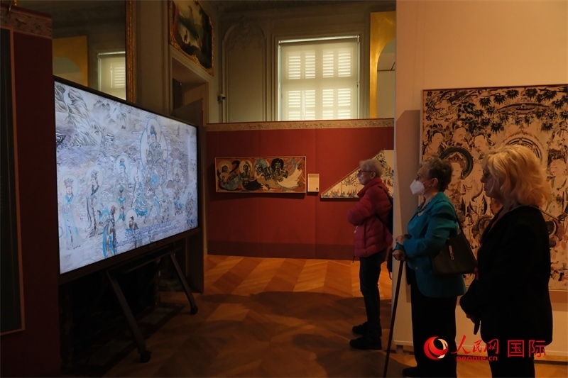 觀眾在展臺觀看錄像講解。人民網(wǎng)記者 尚凱元攝