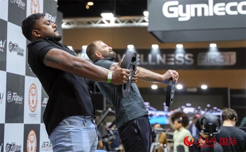 觀眾參加舉重物比賽。人民網(wǎng)中東中心分社塔里克·易卜拉欣攝