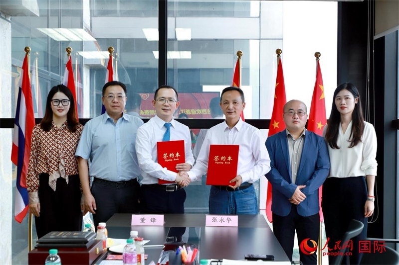 會談現(xiàn)場。左三為泰中僑商聯(lián)合會副主席董峰；右三為浙江大學(xué)光華法學(xué)院黨委書記張永華。人民網(wǎng)記者 簡承淵攝