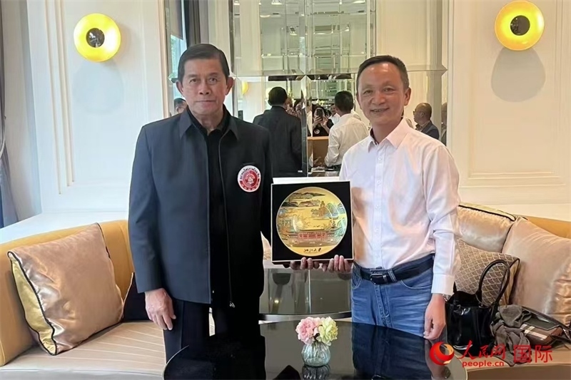 泰中友好協(xié)會會長、泰國前副總理功·塔帕朗西（左一）會見浙大團(tuán)組一行。人民網(wǎng)記者 簡承淵攝