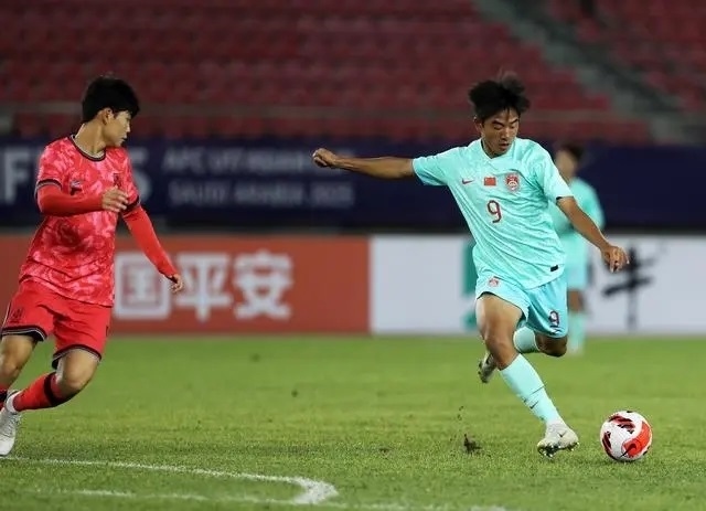 國(guó)少隊(duì)球員魏祥鑫（右）比賽中傳球。新華社記者 李鋼攝