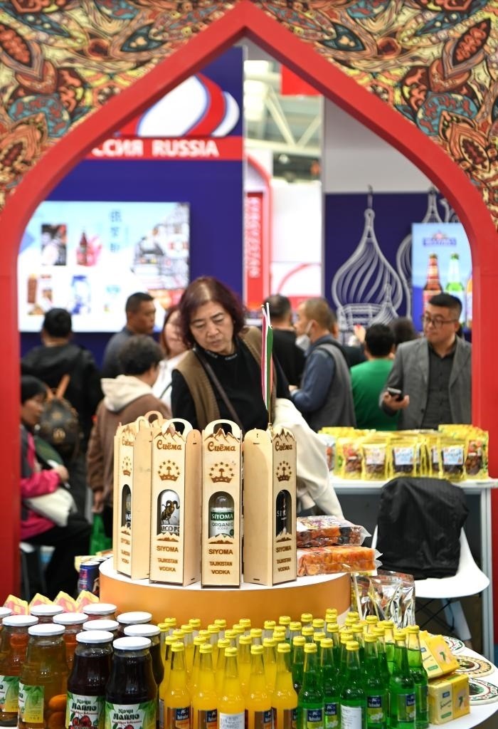 10月25日，觀眾在楊凌農(nóng)高會上合組織國家農(nóng)業(yè)展區(qū)了解農(nóng)產(chǎn)品。新華社記者 鄒競一 攝