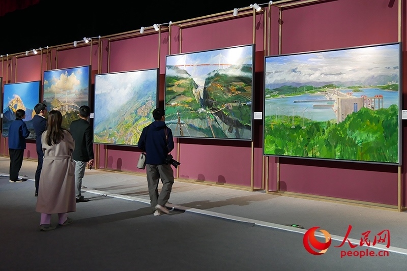 觀眾正在欣賞畫作。人民網(wǎng)記者 韋衍行攝