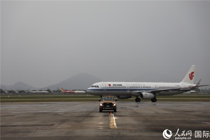 國航上?！觾?nèi)首班飛機(jī)抵達(dá)河內(nèi)內(nèi)排機(jī)場。人民網(wǎng)記者 楊曄攝