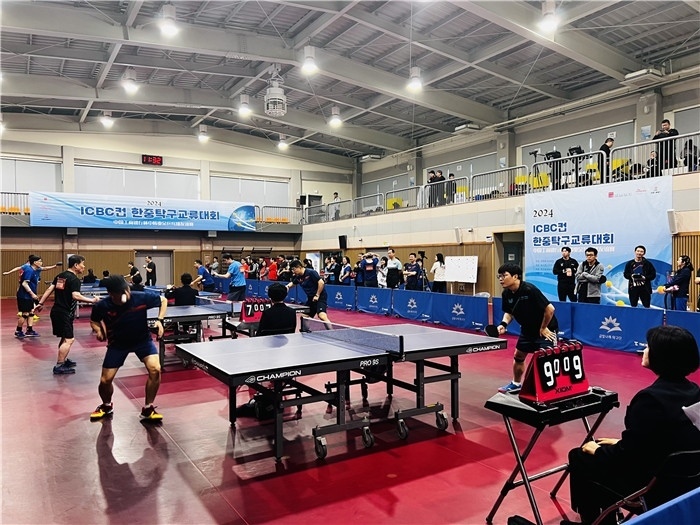 圖為中韓業(yè)余乒乓球友誼賽現(xiàn)場(chǎng)。 首爾中國(guó)文化中心供圖
