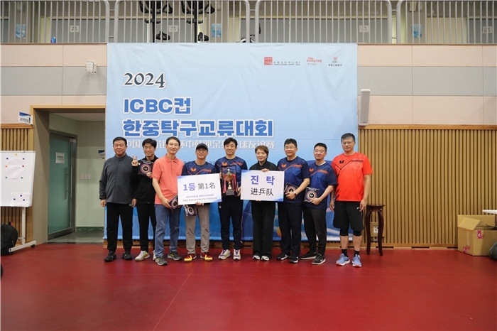 獲得第一名的隊(duì)伍與頒獎(jiǎng)嘉賓一起合影留念。首爾中國(guó)文化中心供圖