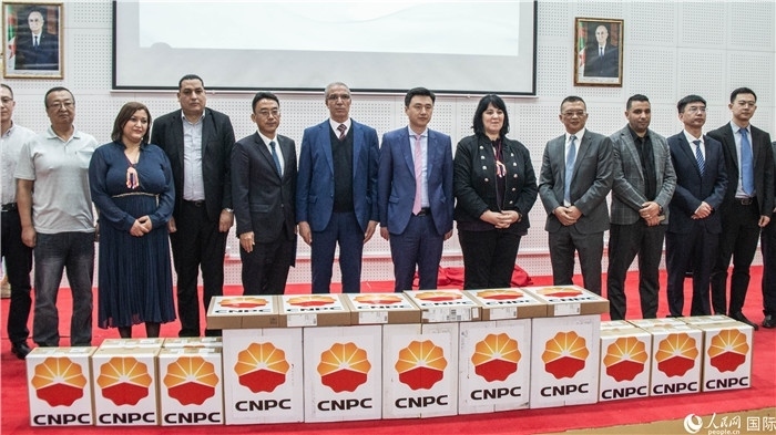 中企向阿爾及利亞大學(xué)捐贈(zèng)電教設(shè)備活動(dòng)現(xiàn)場。人民網(wǎng)記者 郝瑞敏攝