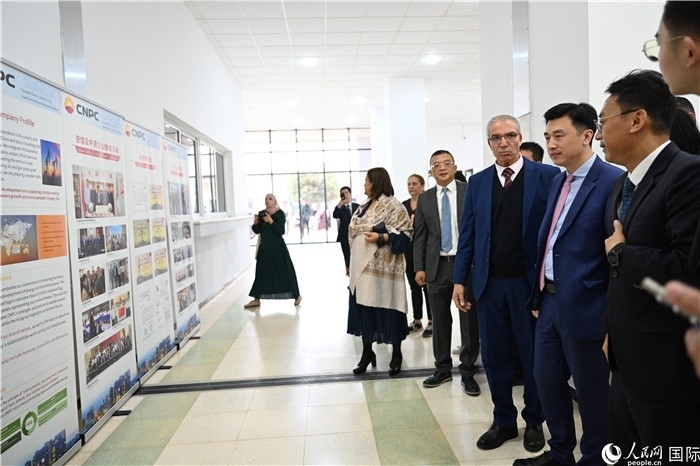 中企向阿爾及利亞大學(xué)捐贈(zèng)電教設(shè)備圖片展。人民網(wǎng)記者 郝瑞敏攝