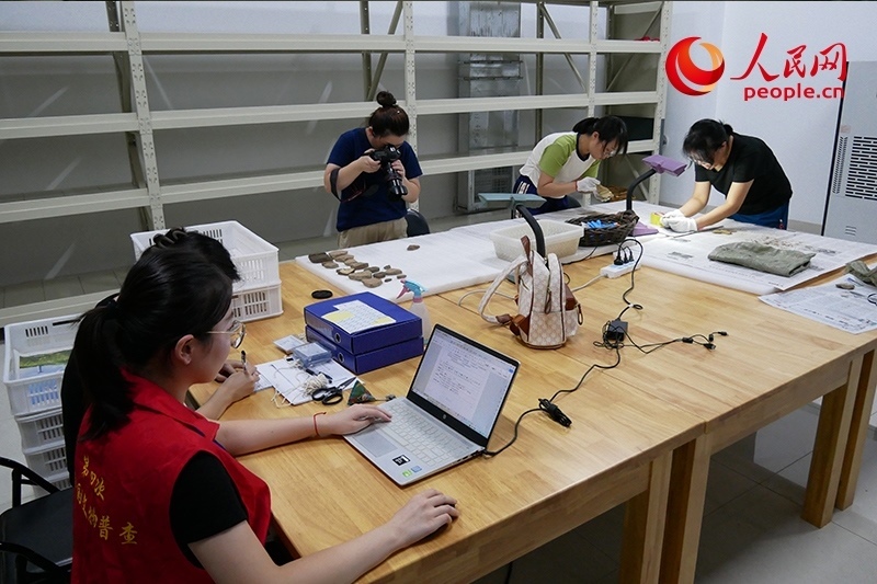 普查隊員們正在庫房內(nèi)工作。人民網(wǎng)記者 韋衍行攝