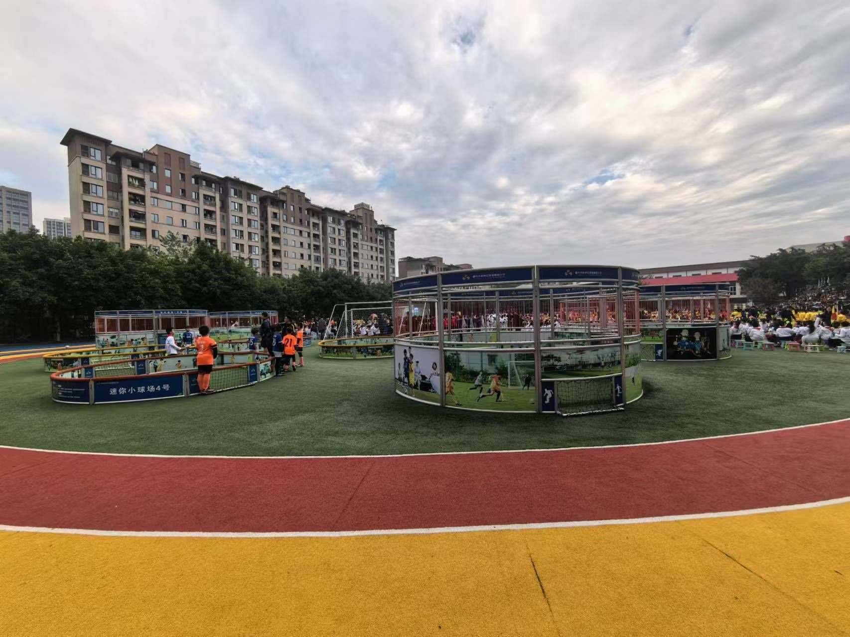 珊瑚魯能小學里的迷你足球場。 人民網(wǎng)記者 楊磊攝