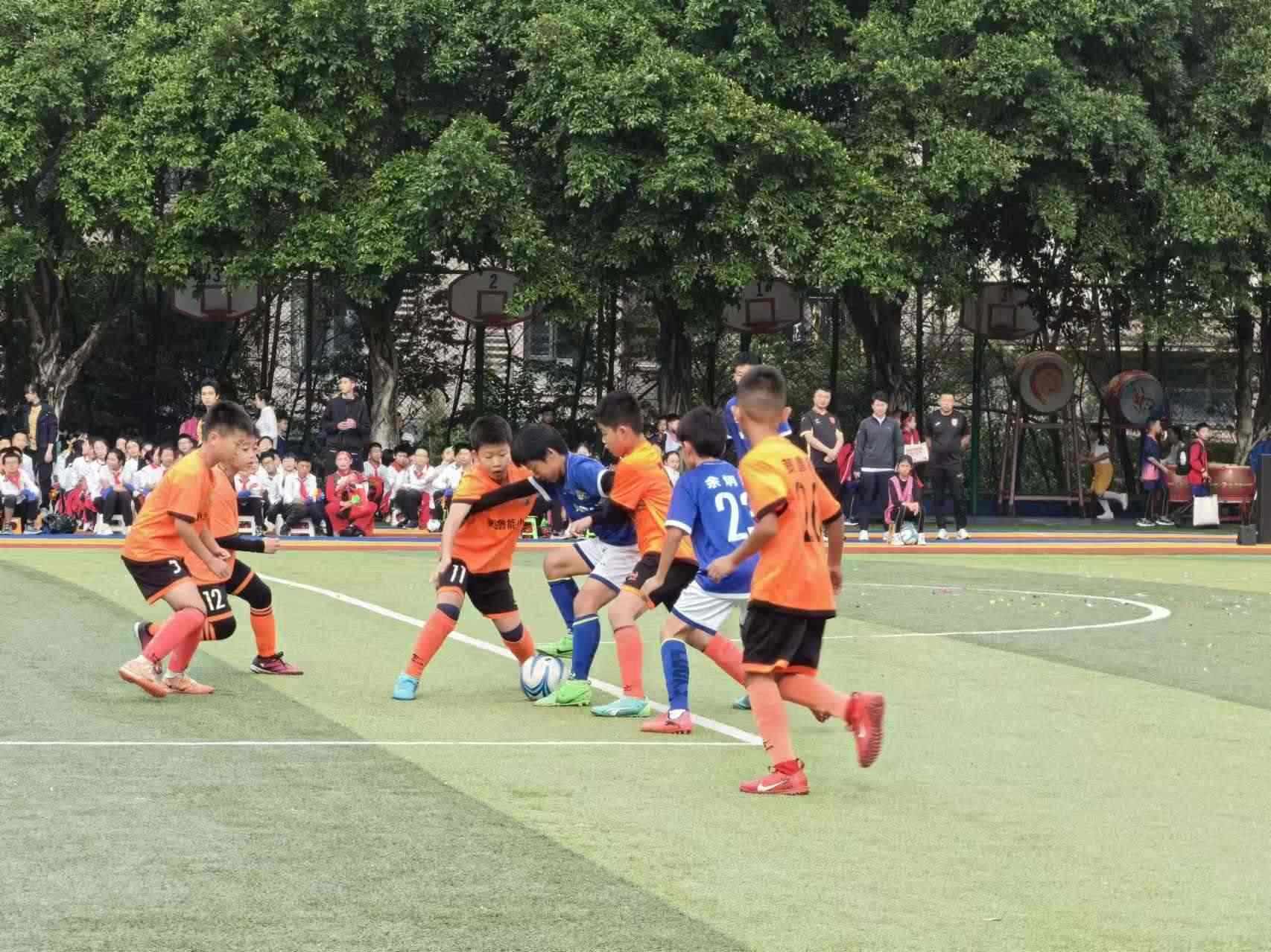 珊瑚魯能小學的學生們在進行足球比賽。 人民網(wǎng)記者 楊磊攝