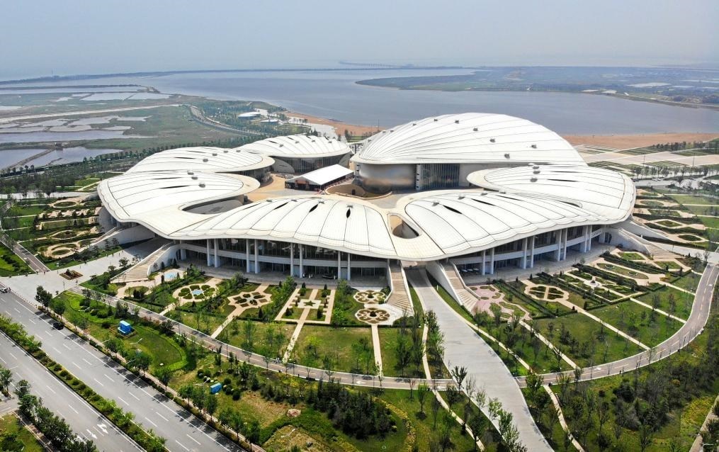 位于中國—上海合作組織地方經(jīng)貿(mào)合作示范區(qū)的青島·上合之珠國際博覽中心（2024年7月18日攝，無人機照片）。新華社記者李紫恒 攝