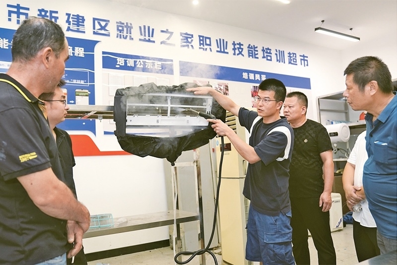 黨的二十屆三中全會(huì)強(qiáng)調(diào)，要健全終身職業(yè)技能培訓(xùn)制度。圖為2024年9月12日一位老師在給學(xué)員進(jìn)行家電清洗技術(shù)培訓(xùn)。 新華社記者 萬(wàn)象/攝